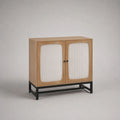 Buffet bas 2 portes en MDF plaqué chêne et verre cannelé avec piètement en acier noir, 90 × 40 × 90 cm, chêne naturel, blanc et noir