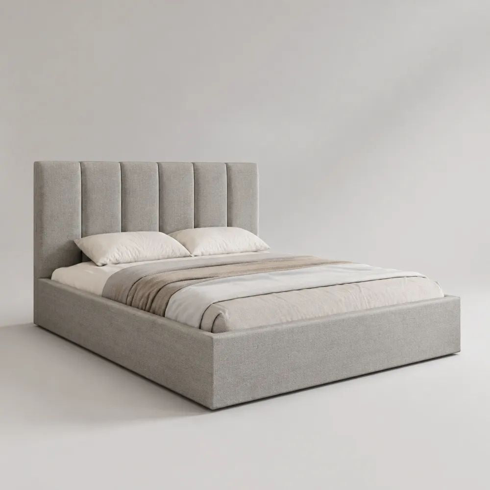 Lit coffre 2 places rembourré en polyester gris clair avec tête de lit à panneaux, couchage 160 × 200 cm